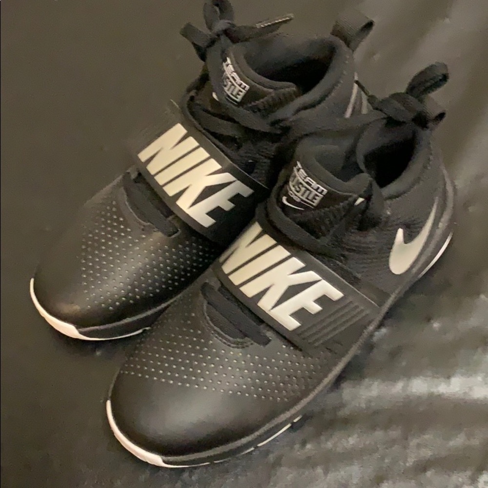 Nike Hustle D8 Basketball Shoes